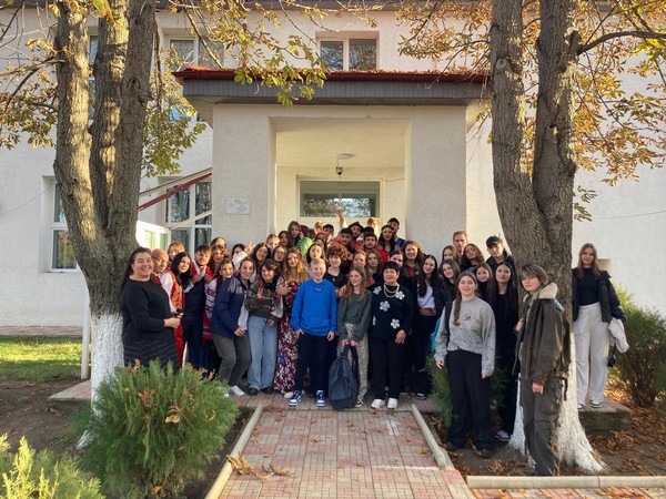 Astăzi, 19 noiembrie, la Liceul Tehnologic Băneasa, a avut loc activitatea  ce face parte din proiectul interșcolar ,,Juxtapuneri culturale”