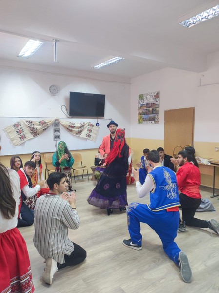 Astăzi, 19 noiembrie, la Liceul Tehnologic Băneasa, a avut loc activitatea  ce face parte din proiectul interșcolar ,,Juxtapuneri culturale”