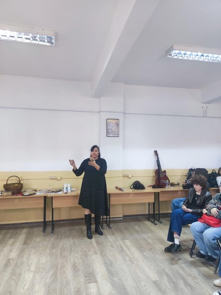 Astăzi, 19 noiembrie, la Liceul Tehnologic Băneasa, a avut loc activitatea  ce face parte din proiectul interșcolar ,,Juxtapuneri culturale”
