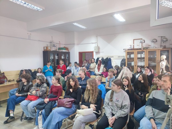 Astăzi, 19 noiembrie, la Liceul Tehnologic Băneasa, a avut loc activitatea  ce face parte din proiectul interșcolar ,,Juxtapuneri culturale”