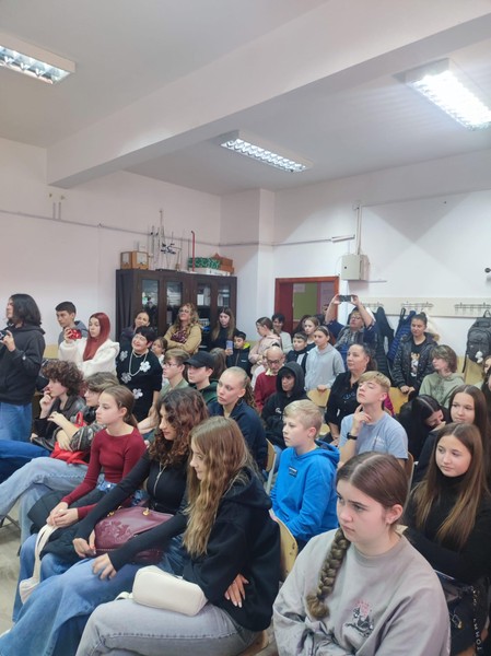 Astăzi, 19 noiembrie, la Liceul Tehnologic Băneasa, a avut loc activitatea  ce face parte din proiectul interșcolar ,,Juxtapuneri culturale”