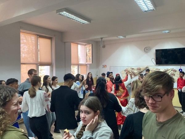 Astăzi, 19 noiembrie, la Liceul Tehnologic Băneasa, a avut loc activitatea  ce face parte din proiectul interșcolar ,,Juxtapuneri culturale”