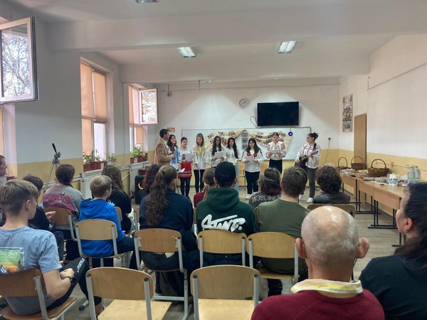 Astăzi, 19 noiembrie, la Liceul Tehnologic Băneasa, a avut loc activitatea  ce face parte din proiectul interșcolar ,,Juxtapuneri culturale”