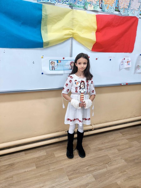 Elevii claselor I B si a III-a B au sărbătorit în avans Ziua Națională a României.