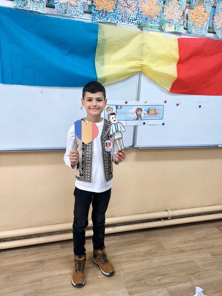 Elevii claselor I B si a III-a B au sărbătorit în avans Ziua Națională a României.
