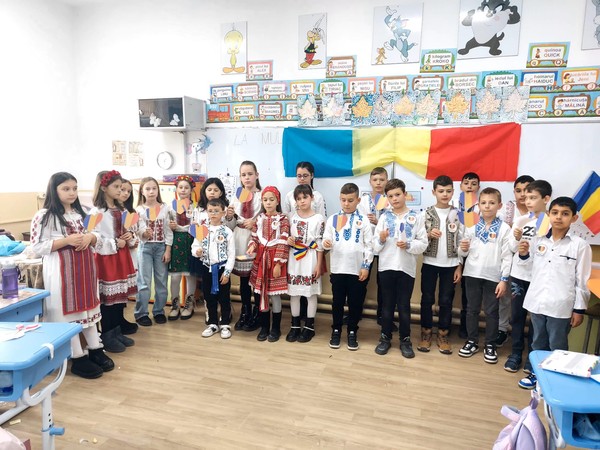 Elevii claselor I B si a III-a B au sărbătorit în avans Ziua Națională a României.