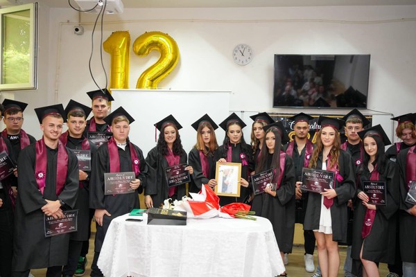 🎓Vă dorim drumuri drepte, alegeri înțelepte și încredere în voi. 