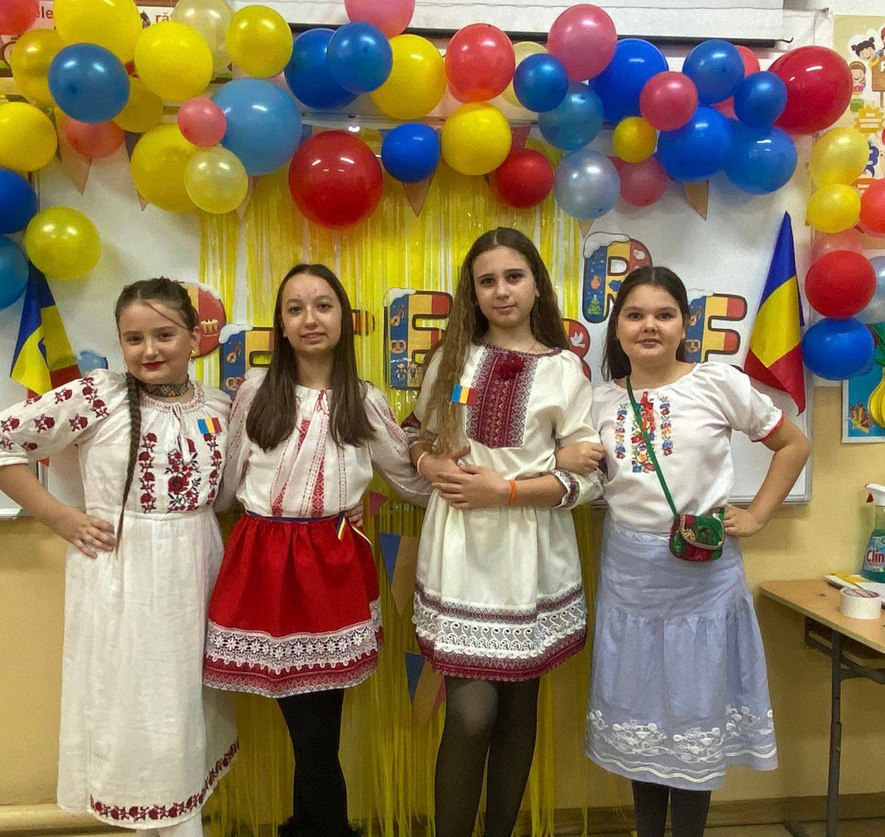 Copiii clasei a IV-a A au adus astăzi în clasă spiritul Zilei Naționale a României