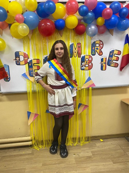 Copiii clasei a IV-a A au adus astăzi în clasă spiritul Zilei Naționale a României