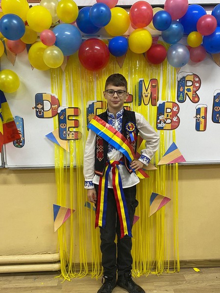 Copiii clasei a IV-a A au adus astăzi în clasă spiritul Zilei Naționale a României