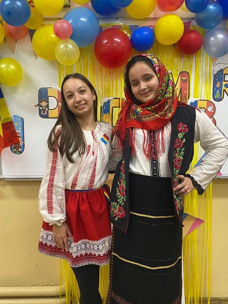 Copiii clasei a IV-a A au adus astăzi în clasă spiritul Zilei Naționale a României