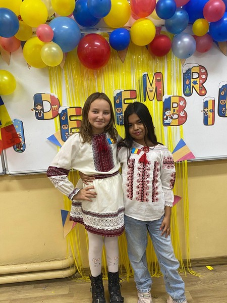 Copiii clasei a IV-a A au adus astăzi în clasă spiritul Zilei Naționale a României