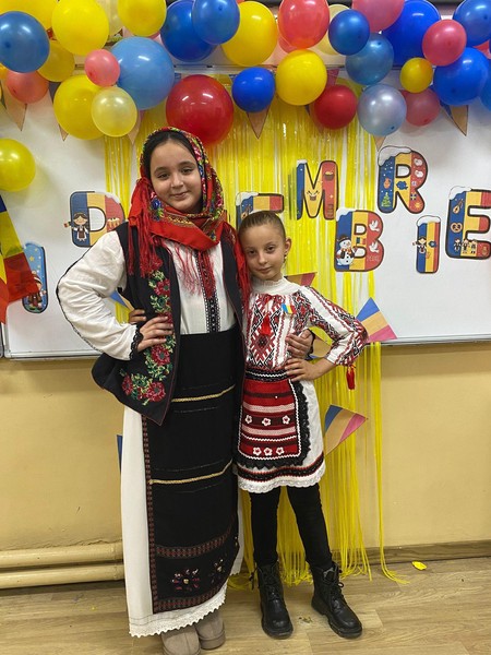 Copiii clasei a IV-a A au adus astăzi în clasă spiritul Zilei Naționale a României