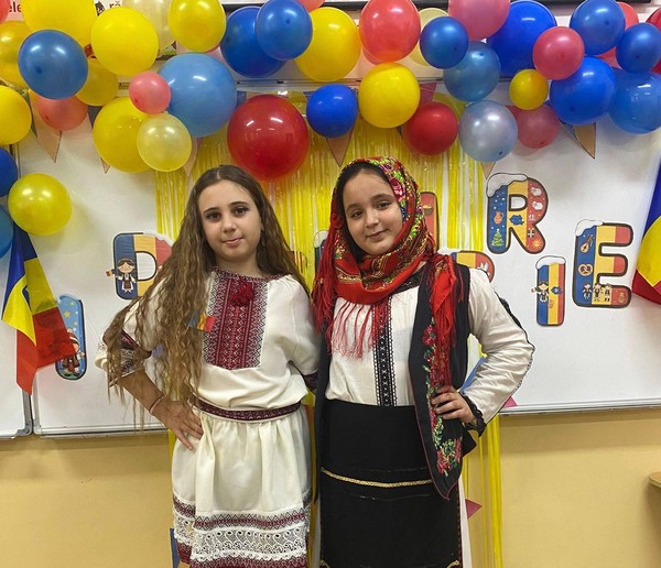 Copiii clasei a IV-a A au adus astăzi în clasă spiritul Zilei Naționale a României