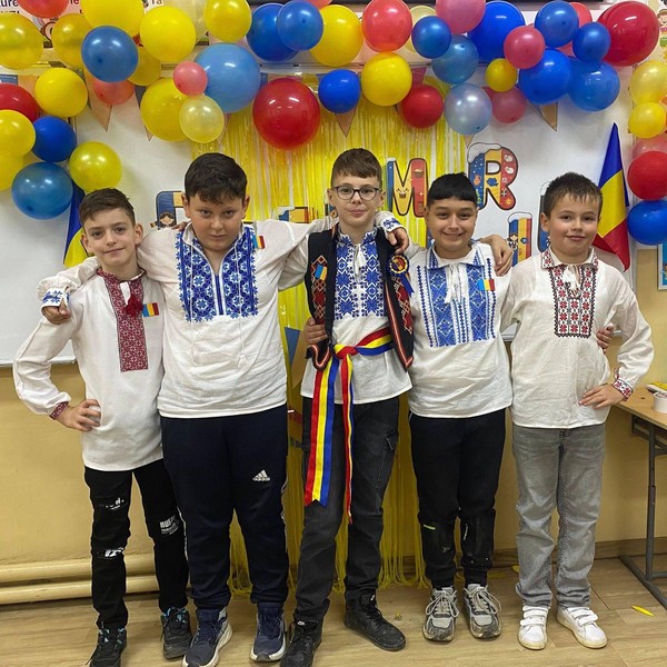 Copiii clasei a IV-a A au adus astăzi în clasă spiritul Zilei Naționale a României