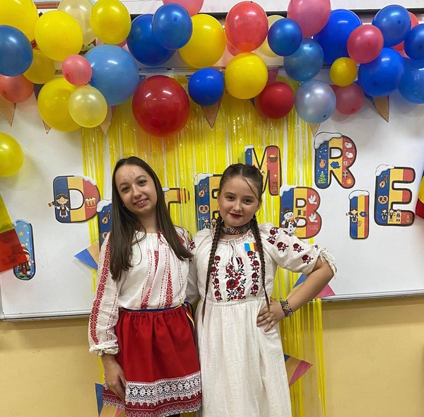Copiii clasei a IV-a A au adus astăzi în clasă spiritul Zilei Naționale a României