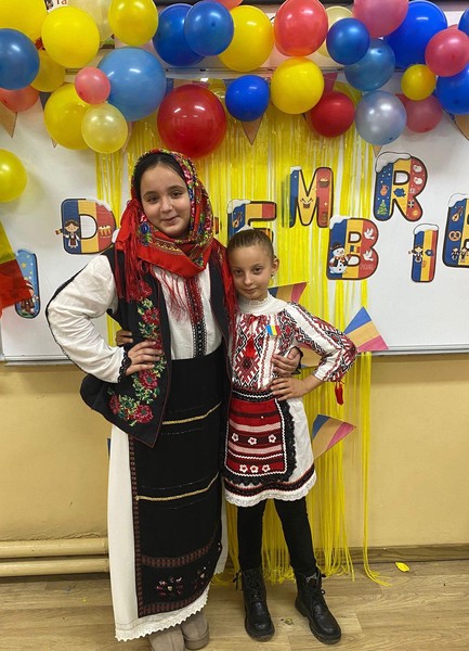 Copiii clasei a IV-a A au adus astăzi în clasă spiritul Zilei Naționale a României