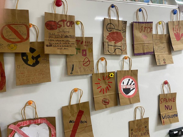 Astăzi, de Ziua Non-violenței în Școală, ne reamintim că respectul, empatia și bunătatea trebuie să stea la baza fiecărei relații dintre copii.