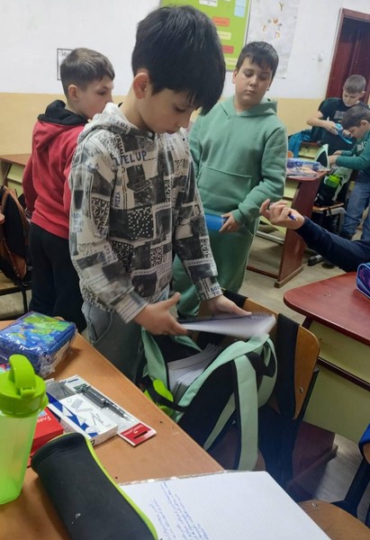 Proiectul „Pași către viitor”, finanțat prin Programul Național pentru Reducerea Abandonului Școlar (PNRAS).