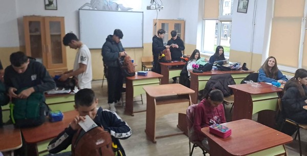 Proiectul „Pași către viitor”, finanțat prin Programul Național pentru Reducerea Abandonului Școlar (PNRAS).