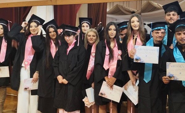 Moment plin de emoție și bucurie, elevii claselor a XII-a A și a XII-a B și-au luat rămas-bun de la anii de liceu, în cadrul festivității de absolvire organizate la Căminul Cultural Băneasa.